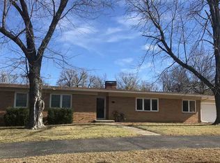 4 Crestwood Dr, Arkansas City, KS 67005