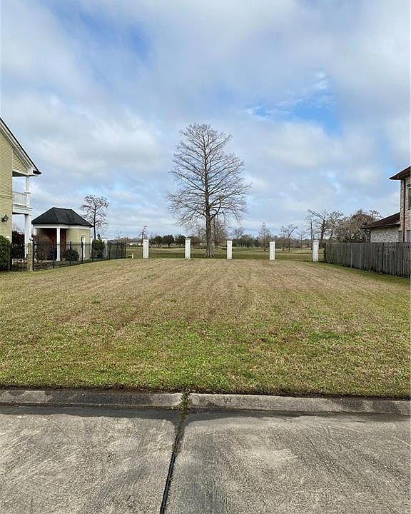 1st image of 4 Lakewood Estates Dr