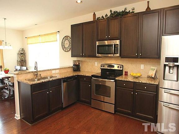5th image of 32 Marsala Dr