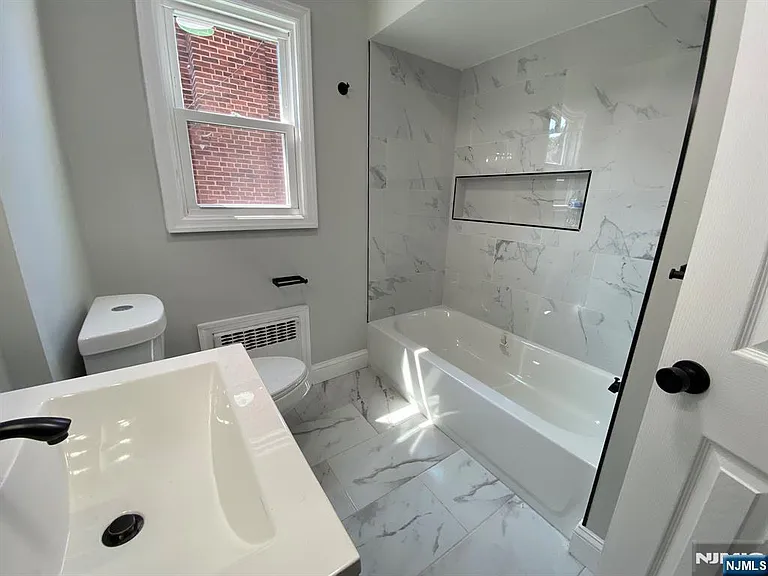 905 Sanford Ave — Photo 7