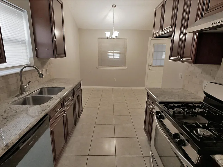 1018 Three Forks Dr — Photo 4