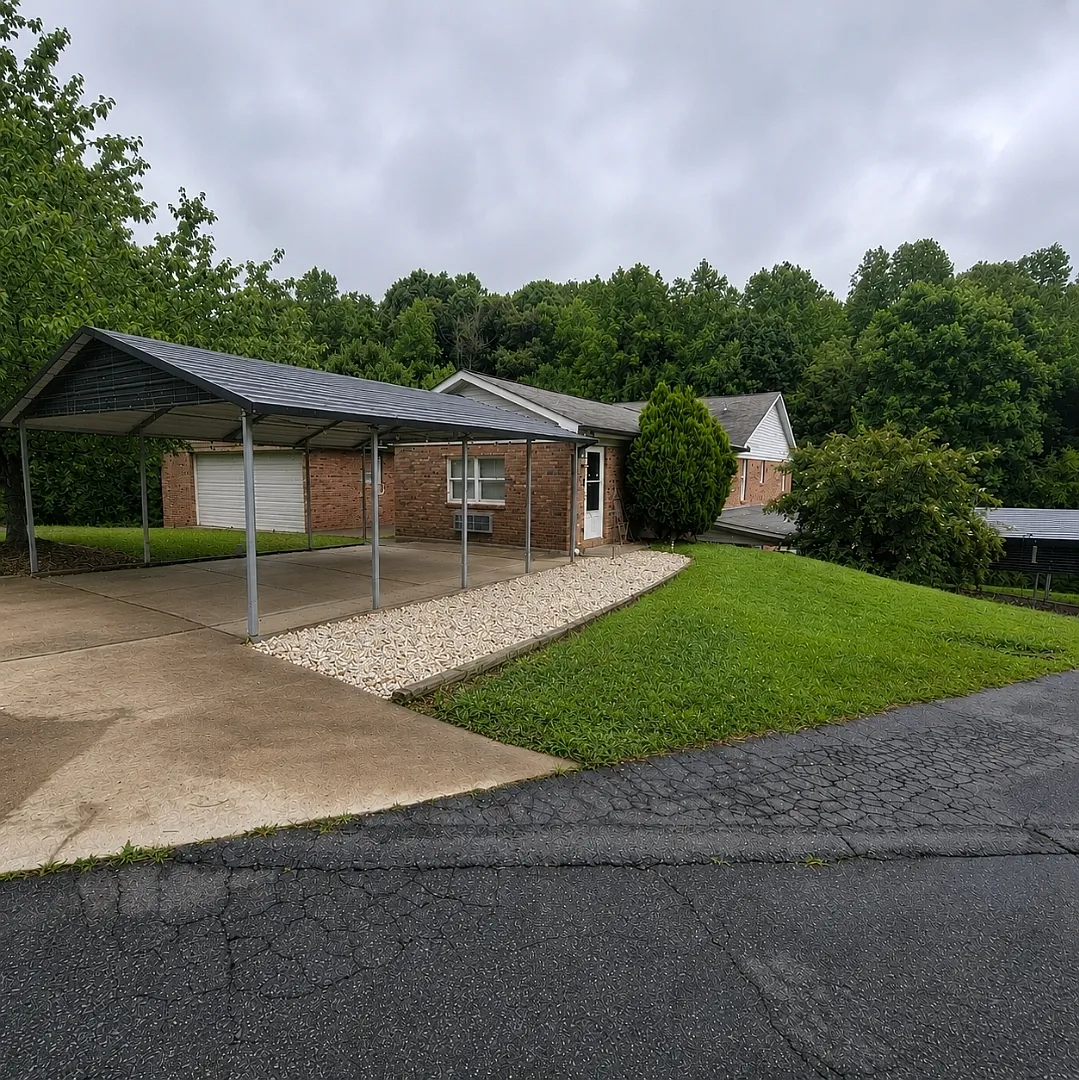 3 bed, 1400 sqft, $1,695 — Photo 2