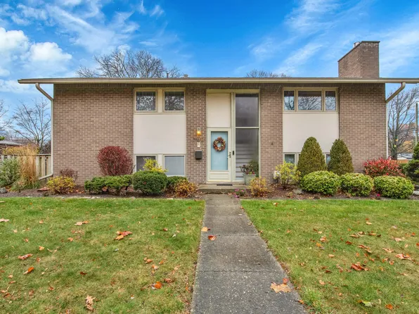 31812 Bretton St, Livonia, MI 48152