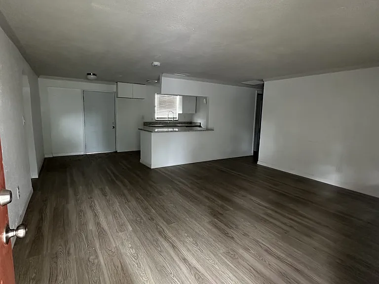 2620 E 33rd Ave — Photo 21