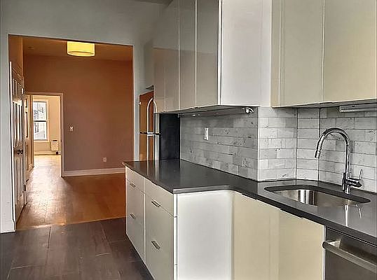 3rd image of 417 Van Brunt St APT 3L