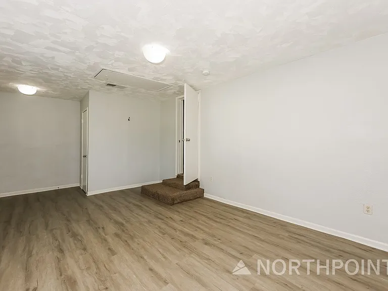 1405 Granbury St — Photo 8