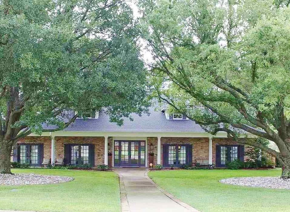 1st image of 219 Country Club Dr