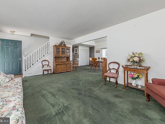 4th image of 423 Country Way