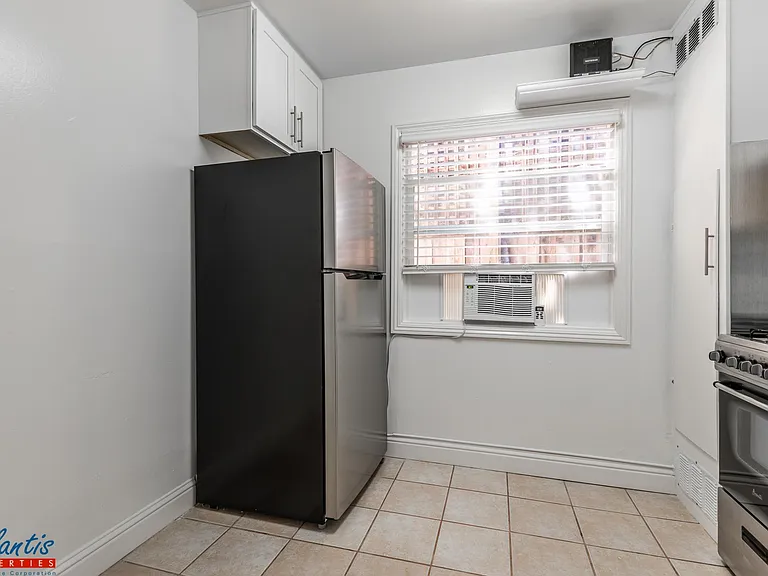 589 N 3rd St #2 — Photo 4