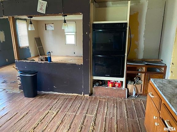 5th image of 1019 E Walnut St