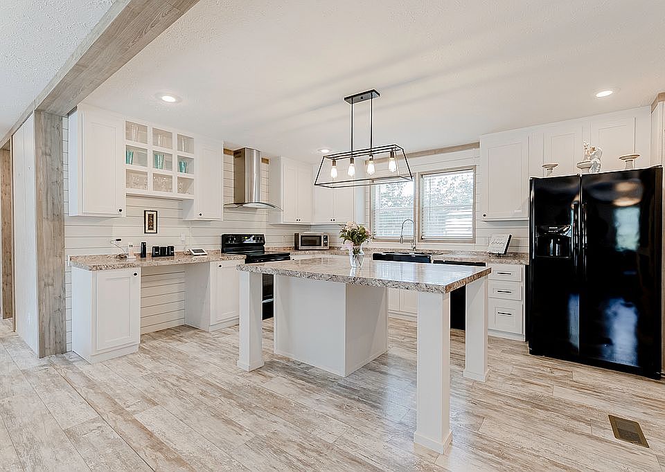 Beautiful Kitchen w/Island 