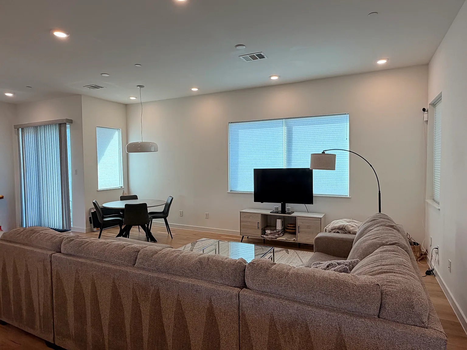 2 bed, 2.5 bath, 1800 sqft, $3,600 — Photo 2
