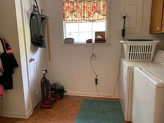 5th image of 135 Hutchinson Dr