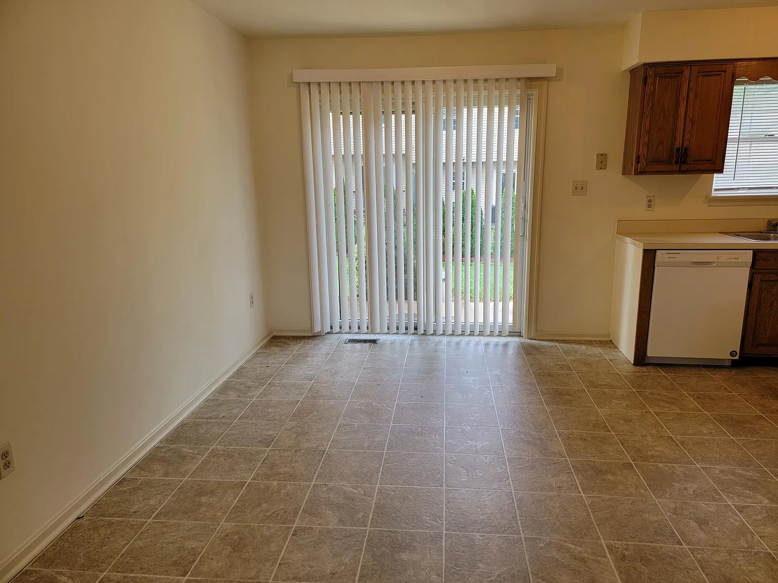 3 bed, 1.5 bath, 1200 sqft, $1,595 — Photo 4
