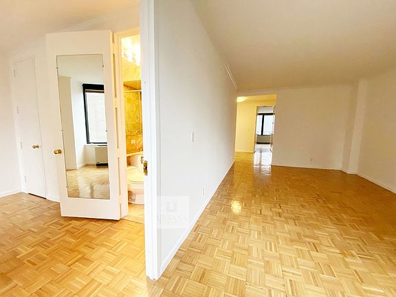 4th image of 150 E 57th St APT 30B