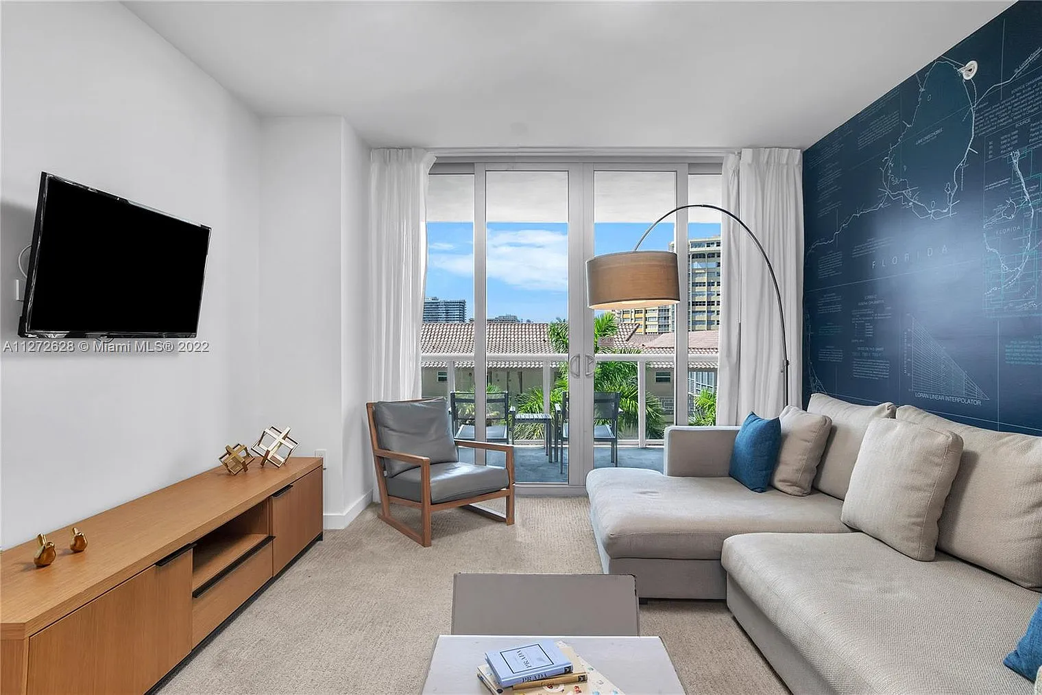 2 bed, 2.0 bath, 990 sqft, $4,580 — Photo 2