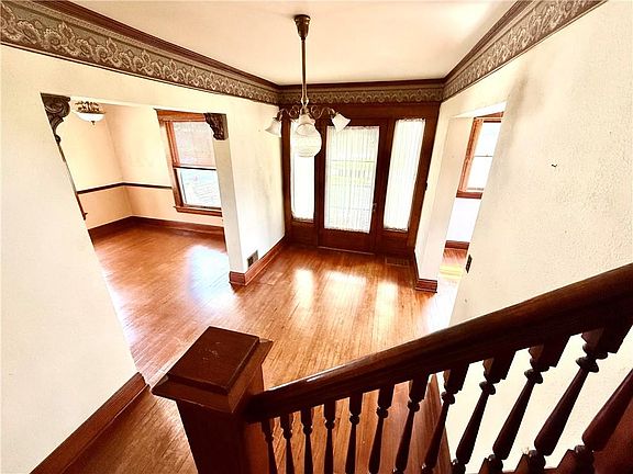 4th image of 210 N Grand Ave