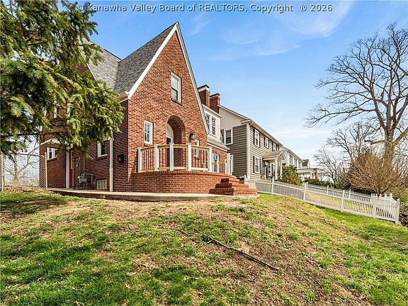 4th image of 4 Grandview Dr