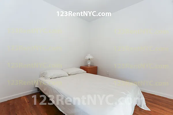 Rented by Chartwell Manhattan Realty | media 8