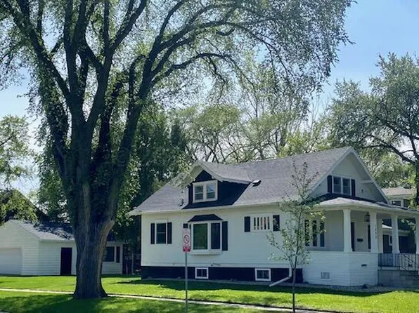 1402 8th Ave S, Fargo, ND 58103