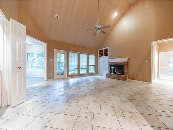 4th image of 601 N Parks Dr