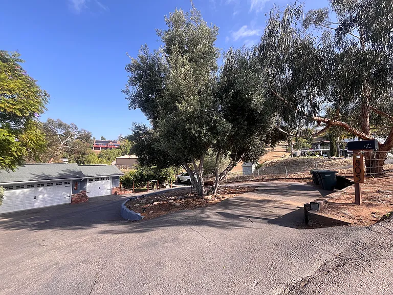 805 Van Horn Rd — Photo 3