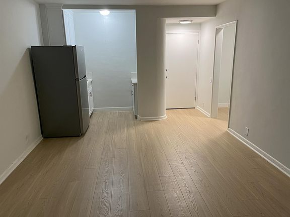 4th image of 855 S Oxford Ave APT 11