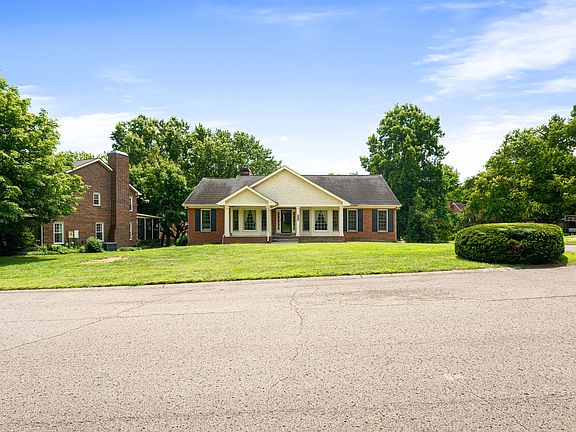 2nd image of 609 Manor View Cir