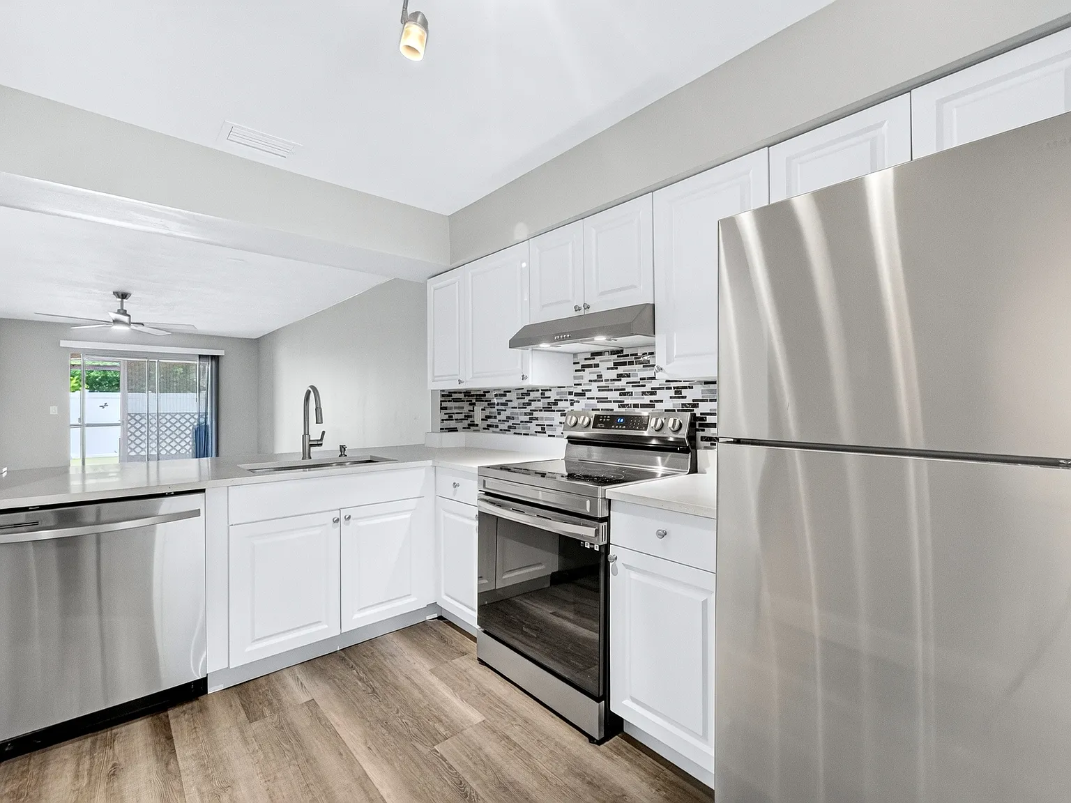 2 bed, 970 sqft, $2,100 — Photo 4