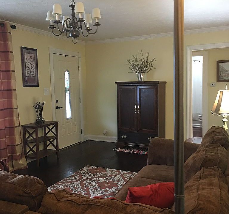 Spacious living room 