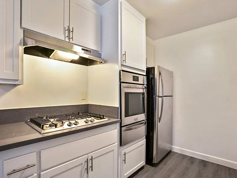 5112 Laurel Cyn Apartments — Photo 19