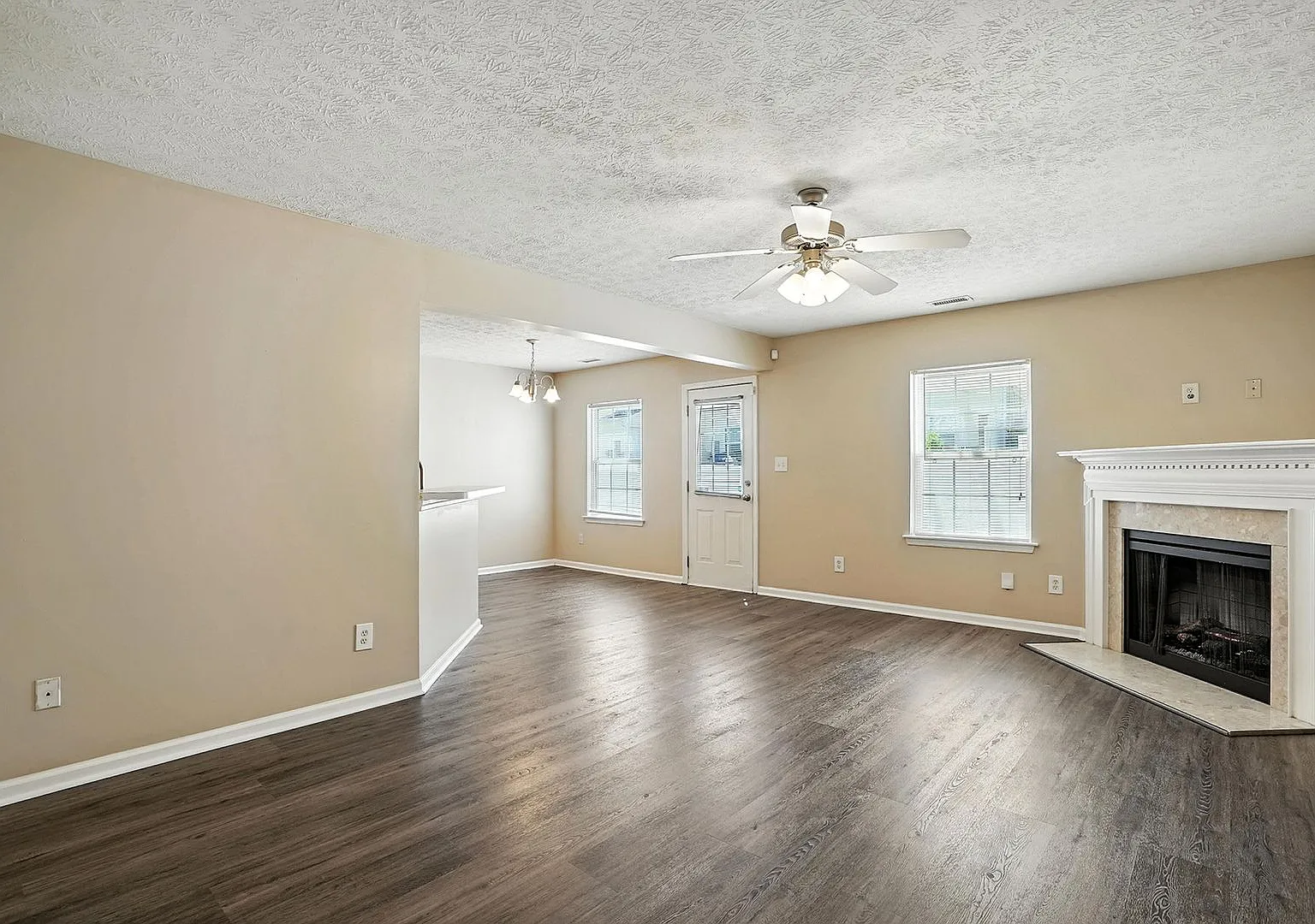 Charming 3-Bedroom Townhome with Fenced Backyard in Raleigh — Photo 4
