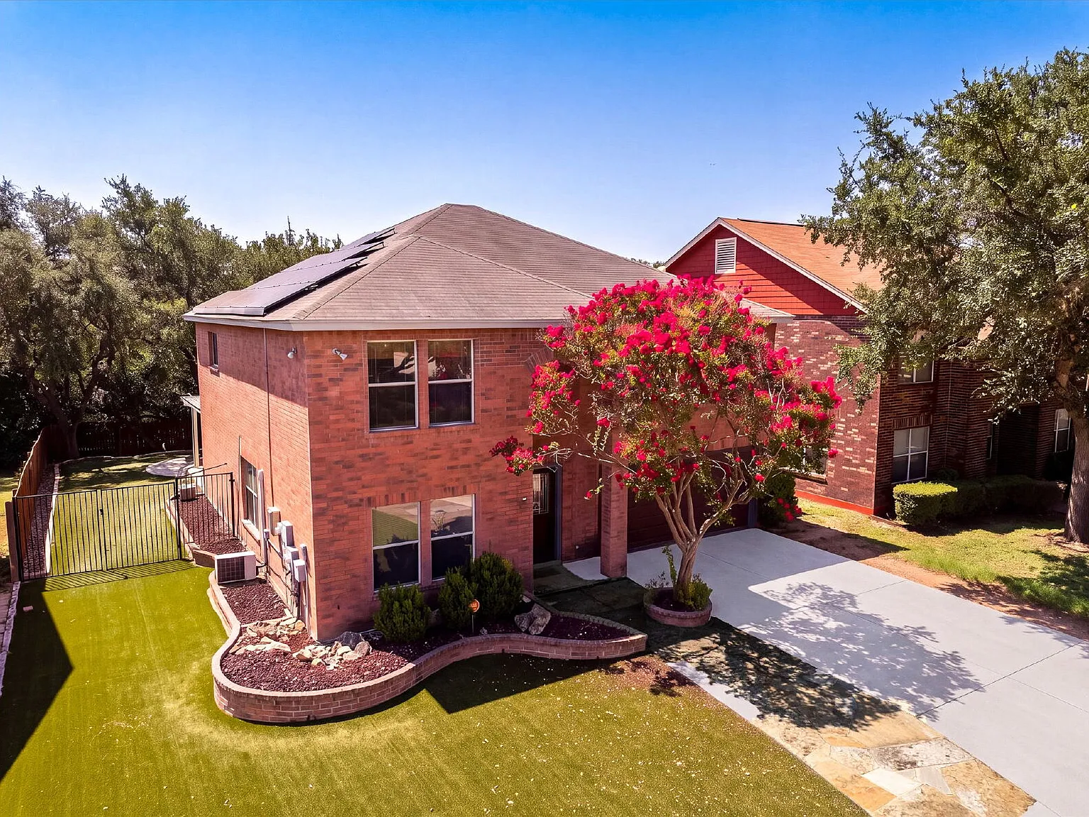 3 bed, 2.5 bath, 2575 sqft, $2,600 — Photo 3