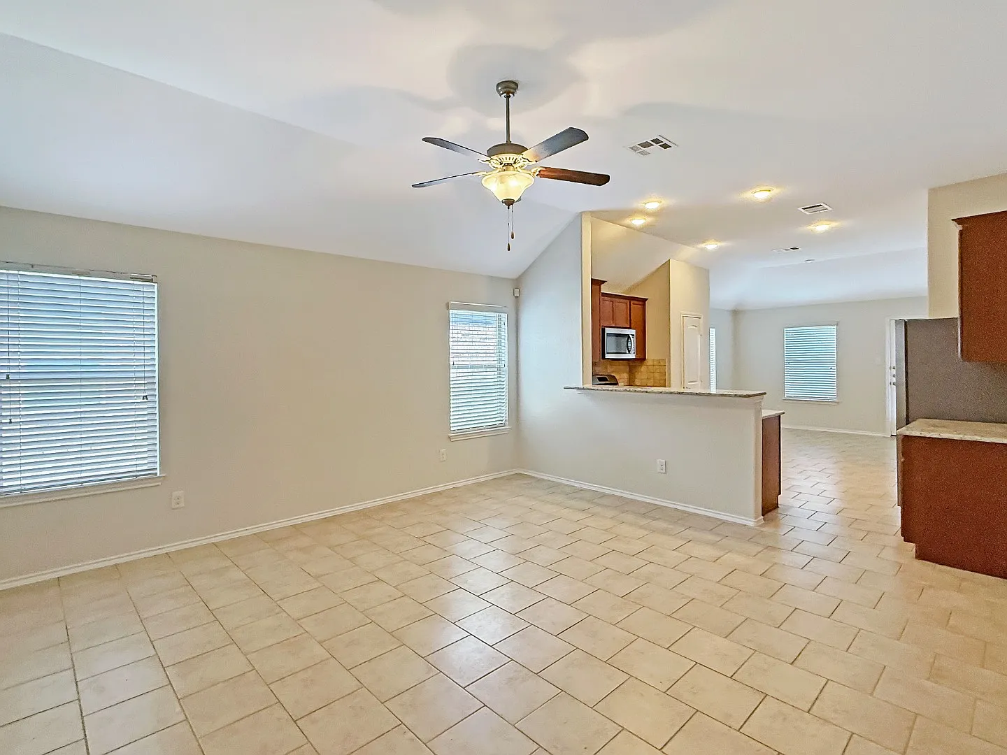 437 Travertine Trl — Photo 2