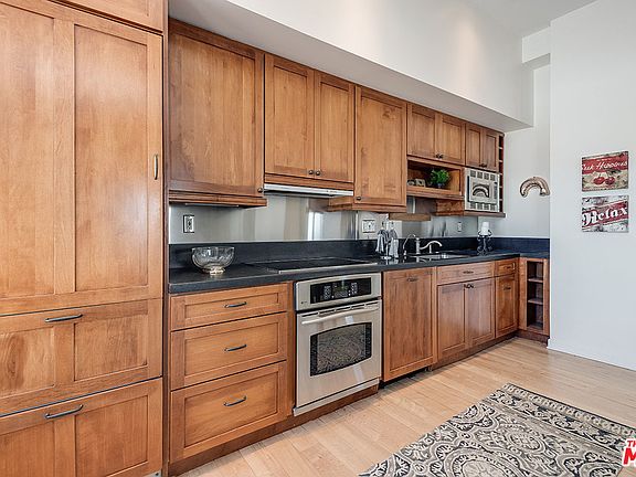 5th image of 109 N Sycamore Ave APT 505
