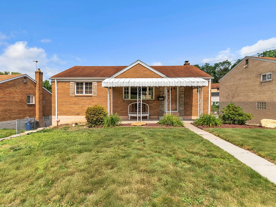 This move-in-ready 2 bed / 1 bath single-family home offers comfort, space, and convenience in a well-connected pocket of Pittsburgh's West End.