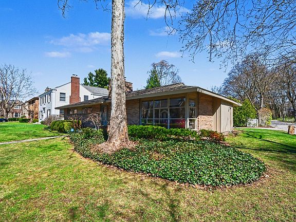 3rd image of 1064 Santa Cruz Dr SE