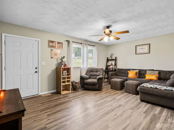 2469 Point St, Claremont, NC 28610