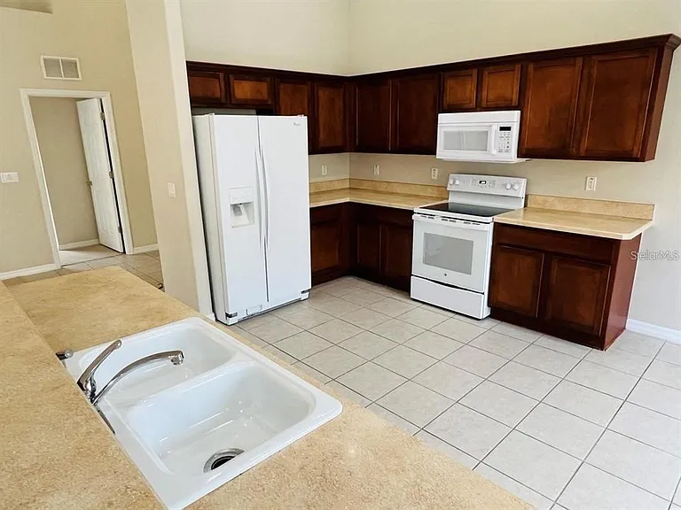 121 Raintree Cir — Photo 3