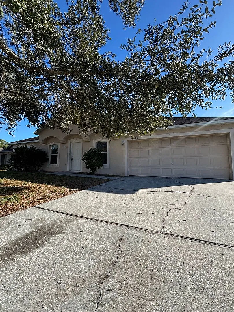 Charming Freshly Updated Home in Prime Poinciana Location! — Photo 2