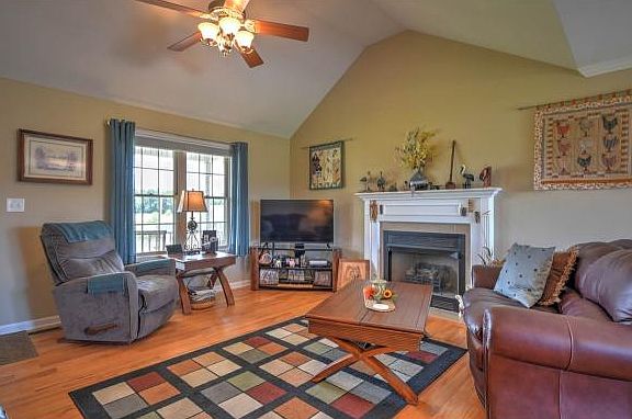 5th image of 1022 Mountain Meadows Dr