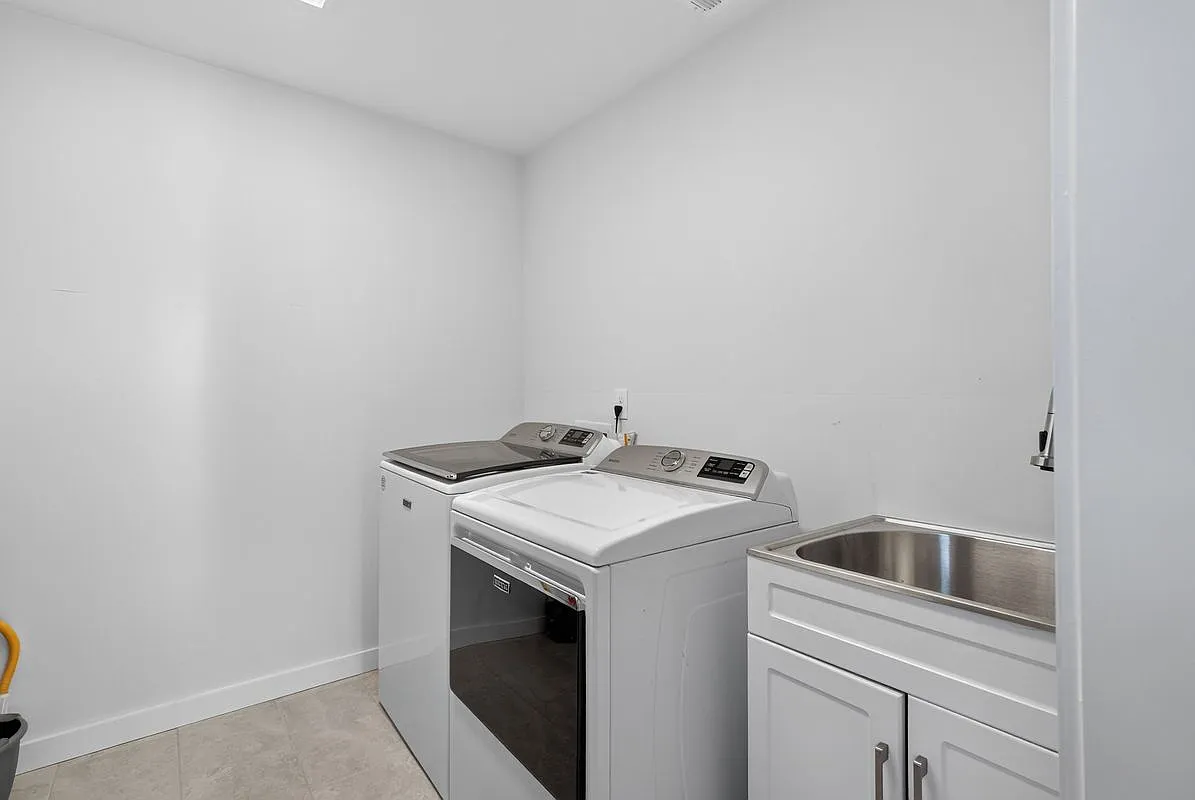 3 bed, 3.0 bath, 2308 sqft, $3,900 — Photo 4