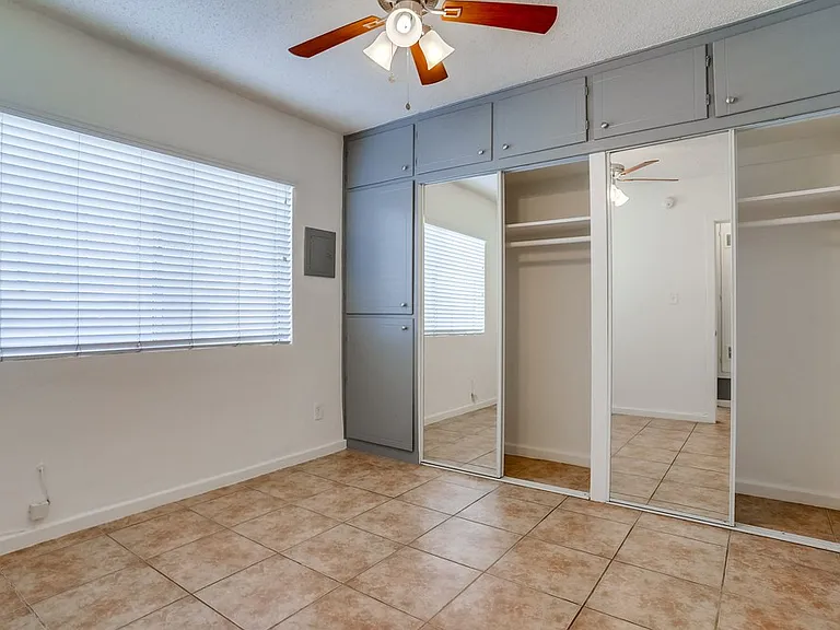2425-2431 S Ridgeley Dr — Photo 22