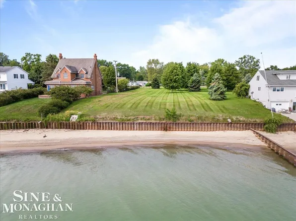 6490 Lakeshore Rd, Fort Gratiot, MI 48059