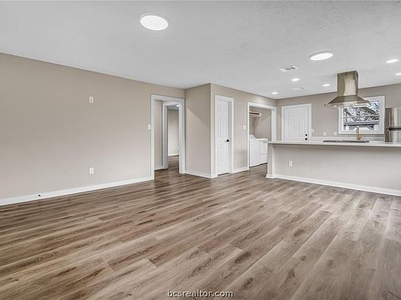 2nd image of 1103 Phoenix St
