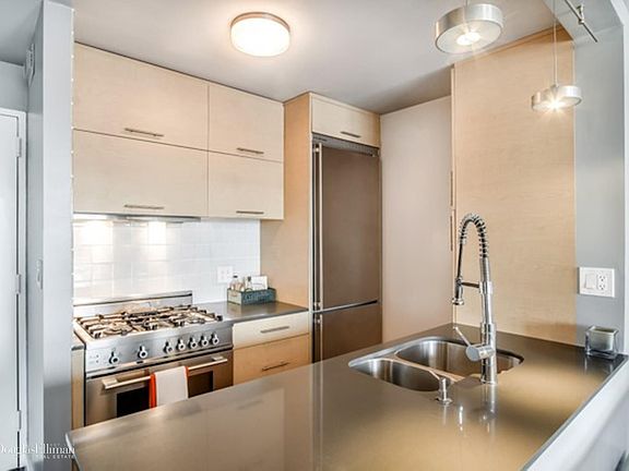 5th image of 270 W 17th St APT 15F