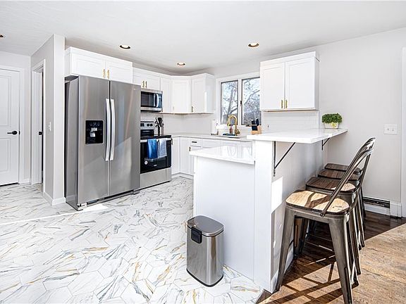 5th image of 262 Wood Hill Rd