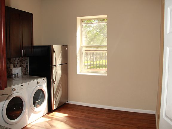 3rd image of 1020 Marion St