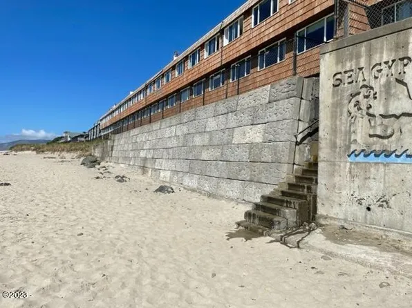 145 NW Inlet Ave #204, Lincoln City, OR 97367