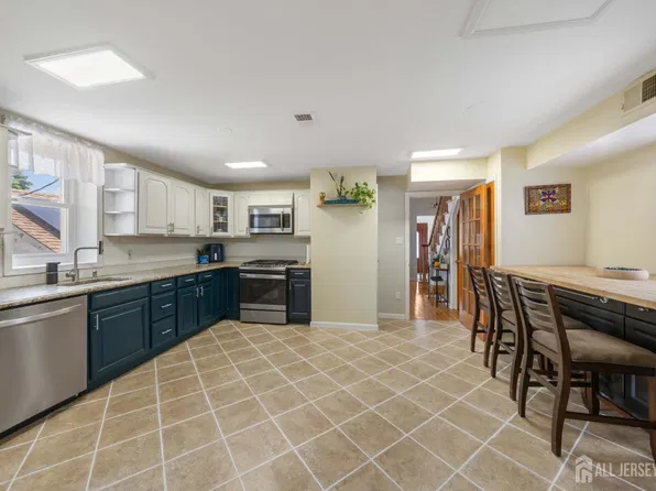 4 Jeanette St, Carteret, NJ 07008